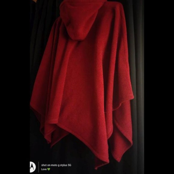 Vintage Denim & Co. Warm Red Hooded Poncho Blanket with hand warmer pocket - Picture 2 of 5
